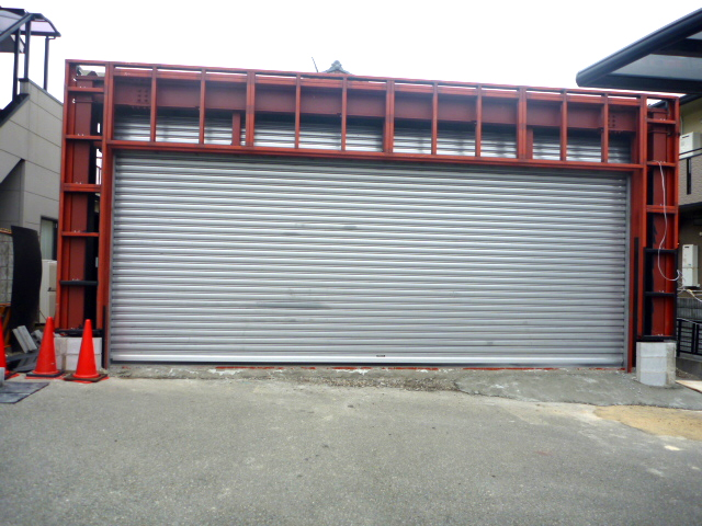 電動シャッター取付終了。（業務用シャッター　間口7m使用）