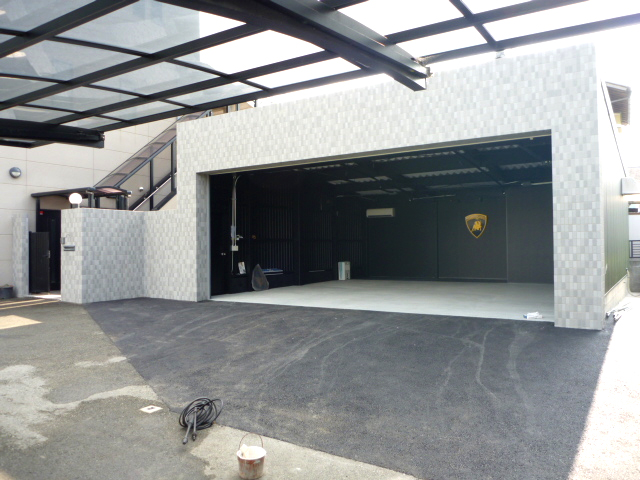 このようにご希望が有れば正面タイル・ガレージ内の内装・照明工事も出来ます。