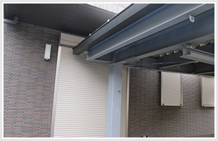 シャッター付ガレージ・車庫・駐車場